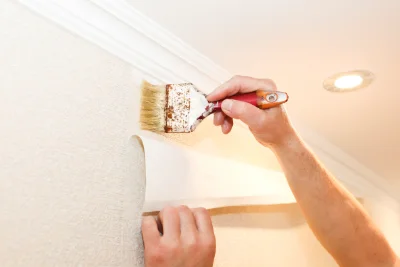 Pose de papier peint au Moustoir — revêtements muraux et toiles de verre